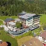 מלון Waldfriede - Der Logenplatz Im Zillertal
