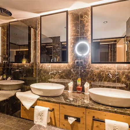 호텔 Waldfriede - Der Logenplatz Im Zillertal